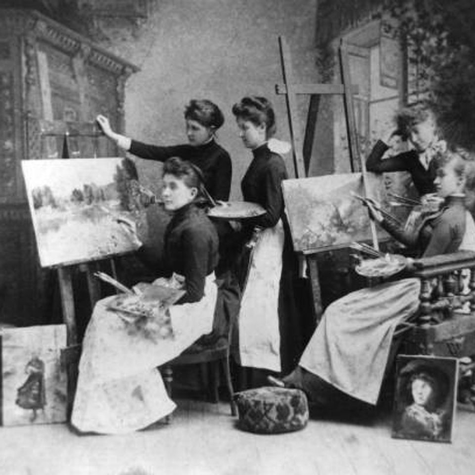 An art class taught by Adelia Armstrong Lutz, with students gathered around easels