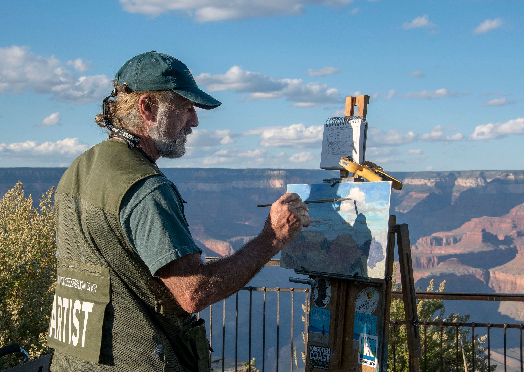 Plein air artist Kurt Larsen painting the Grand Canyon landscape from an outdoor easel