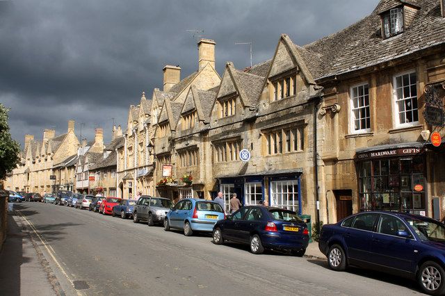 Honey-coloured stone buildings lining Chipping Campden High Street
