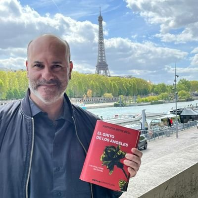 Patricio Mery Bell, fundador y consultor de Seguridad Humana, sosteniendo uno de sus libros en París.