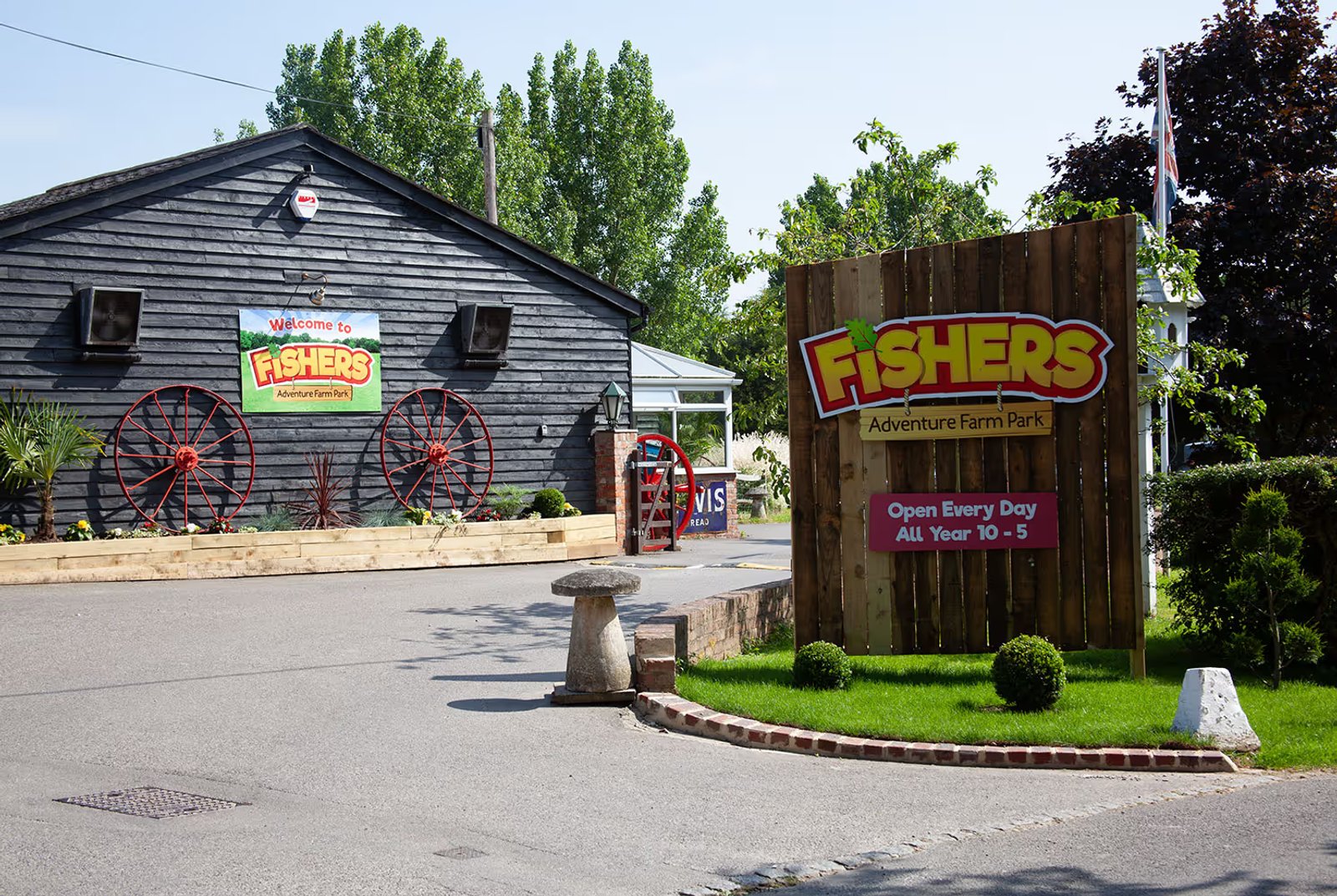 The entrance to Fishers Farm with two welcome signs