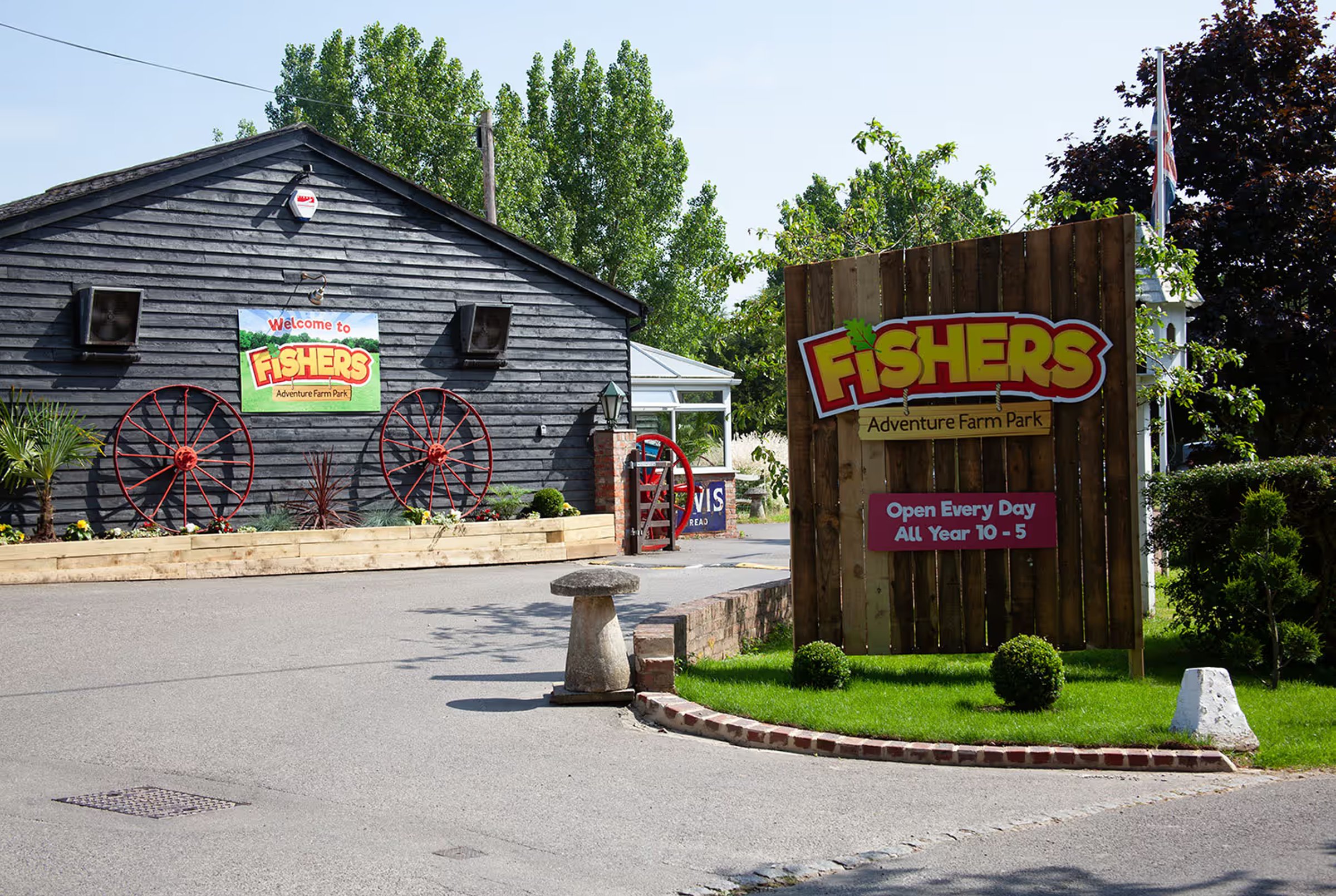 The entrance to Fishers Farm with two welcome signs