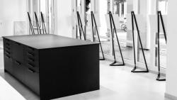 Innenansicht des Showrooms mit Küchenzeile und langem verglasten Flur