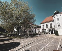 Missing alternative text