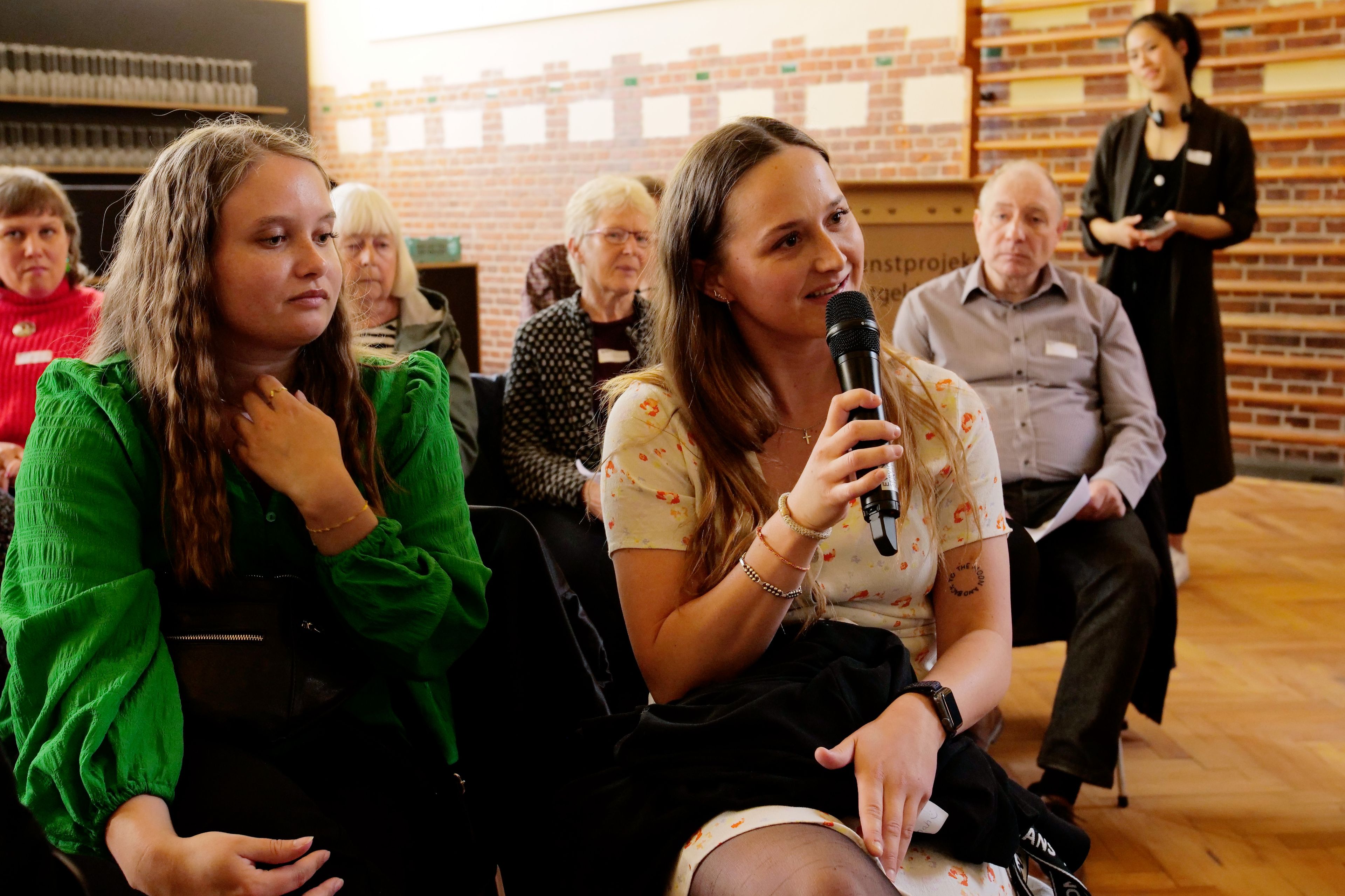 Girl from the audience speaking into the mikrophone