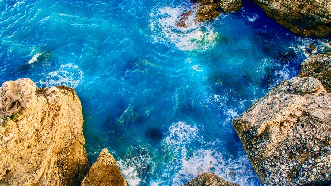 Overhead ocean image of racks and blue water