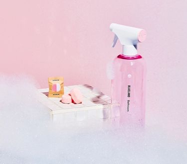Blueland Bathroom Starter Set: 1 refillable cleaning bottle 3 tablets in foam with pink background