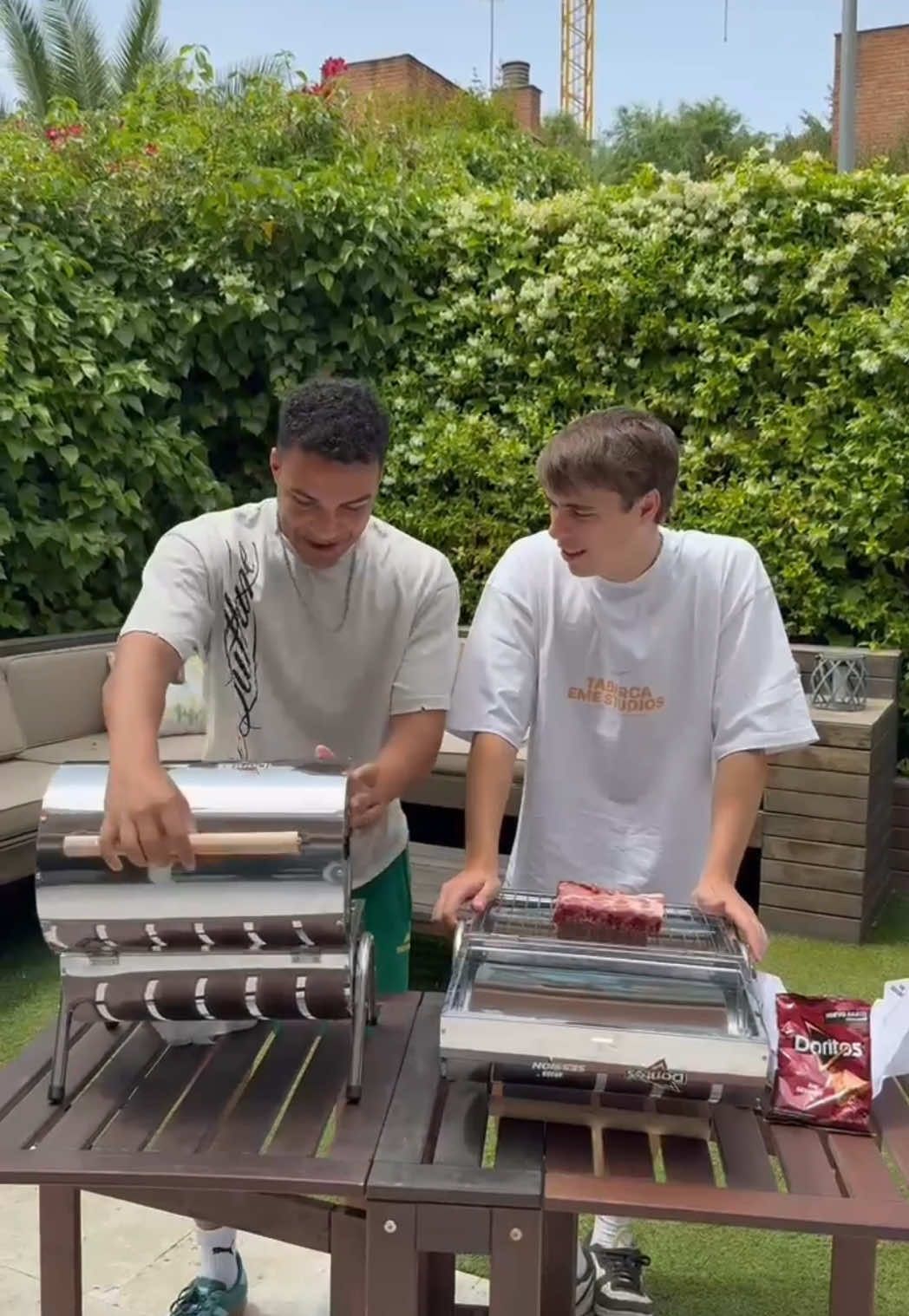 Juan Beato: #publi @Doritos España nos retó a imitar su nuevo sabor Rib’ Session! A veces ir a la carnicería se me hace un