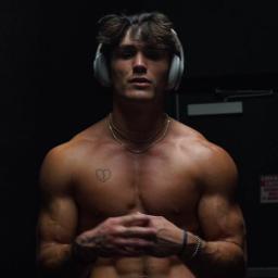 Jacob Savage, United States TikTok creator with 901,200 followers, a 92.0% female audience and an average view count that ran up 2.63 times in six months