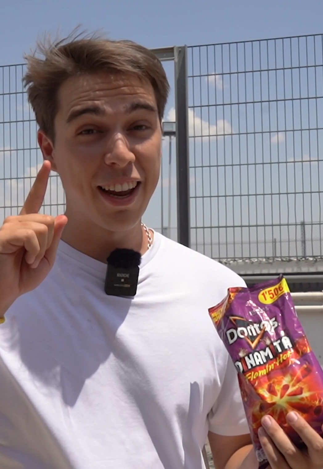 Juan Beato: #publi @clersssss es tu turno para probar los @Doritos España Dinamita Flamin’ Hot, no me puedes superar 😍🤫 