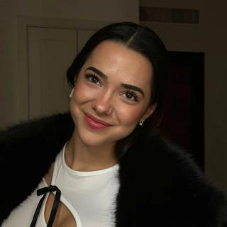 Àngela Mármol, Spanish beauty, makeup and haircare creator publishing as @amarmolmc