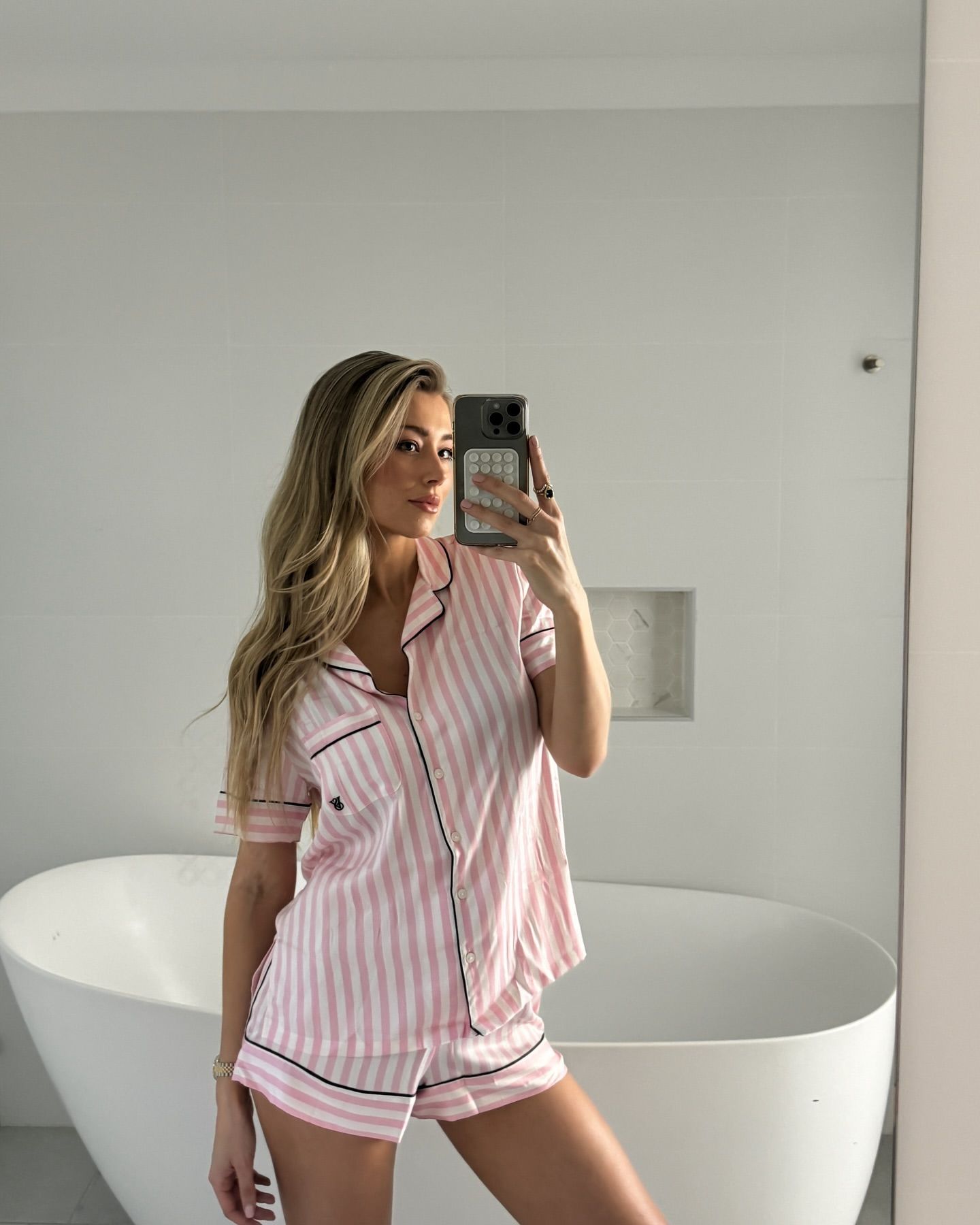 Tess Shanahan: Spent my spare moments this weekend lounging in my new super silky @victoriassecretau pj’s 💗 I’m stoking up a