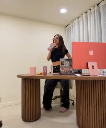 Lena Mahfouf: le dernier jour aux bureaux (qui avancent bien!!! 🔨) avant de partir en vacances les fillesssss @diorbeauty #