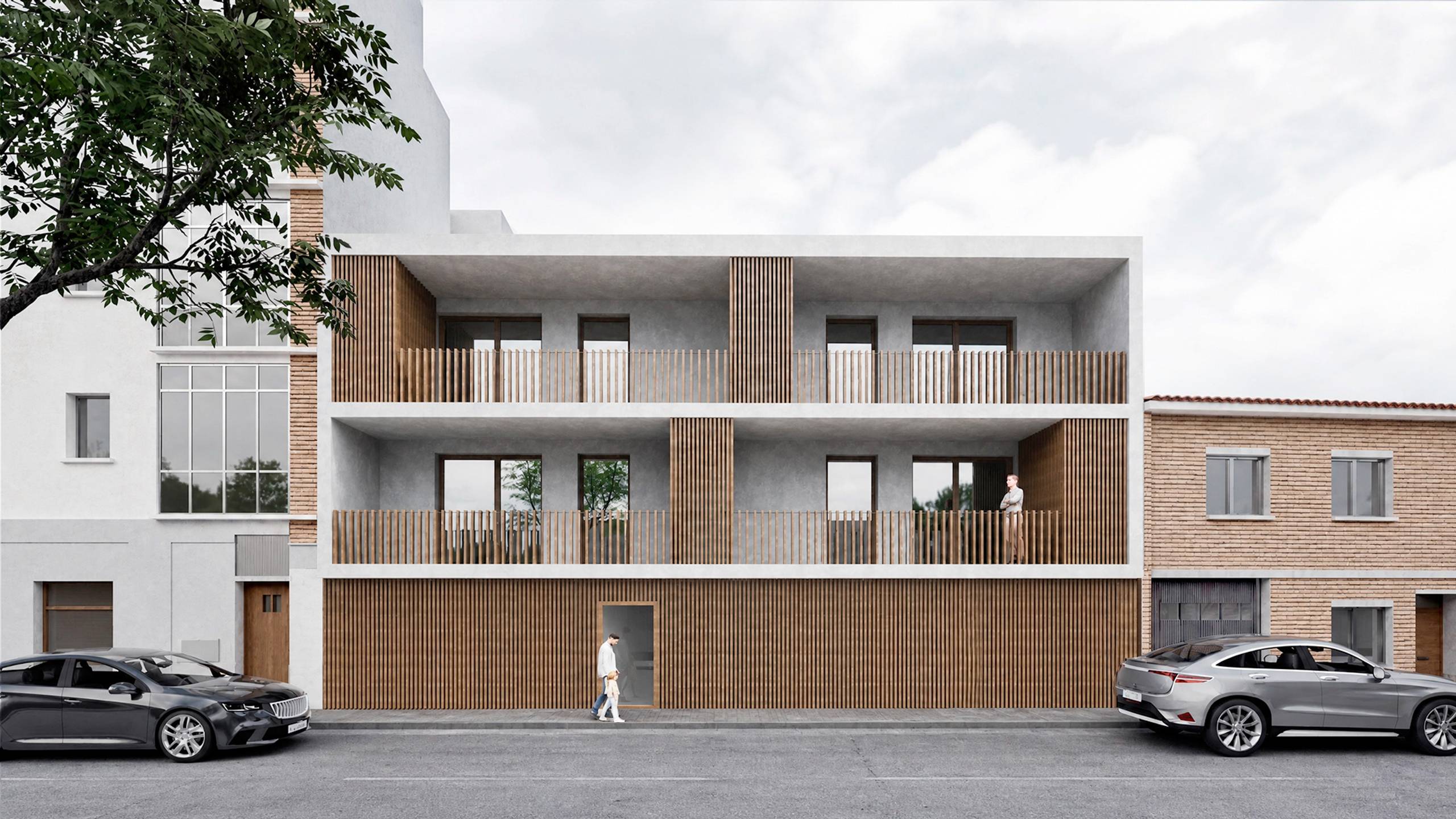 Fachada de madera con balcones corridos, al atardecer