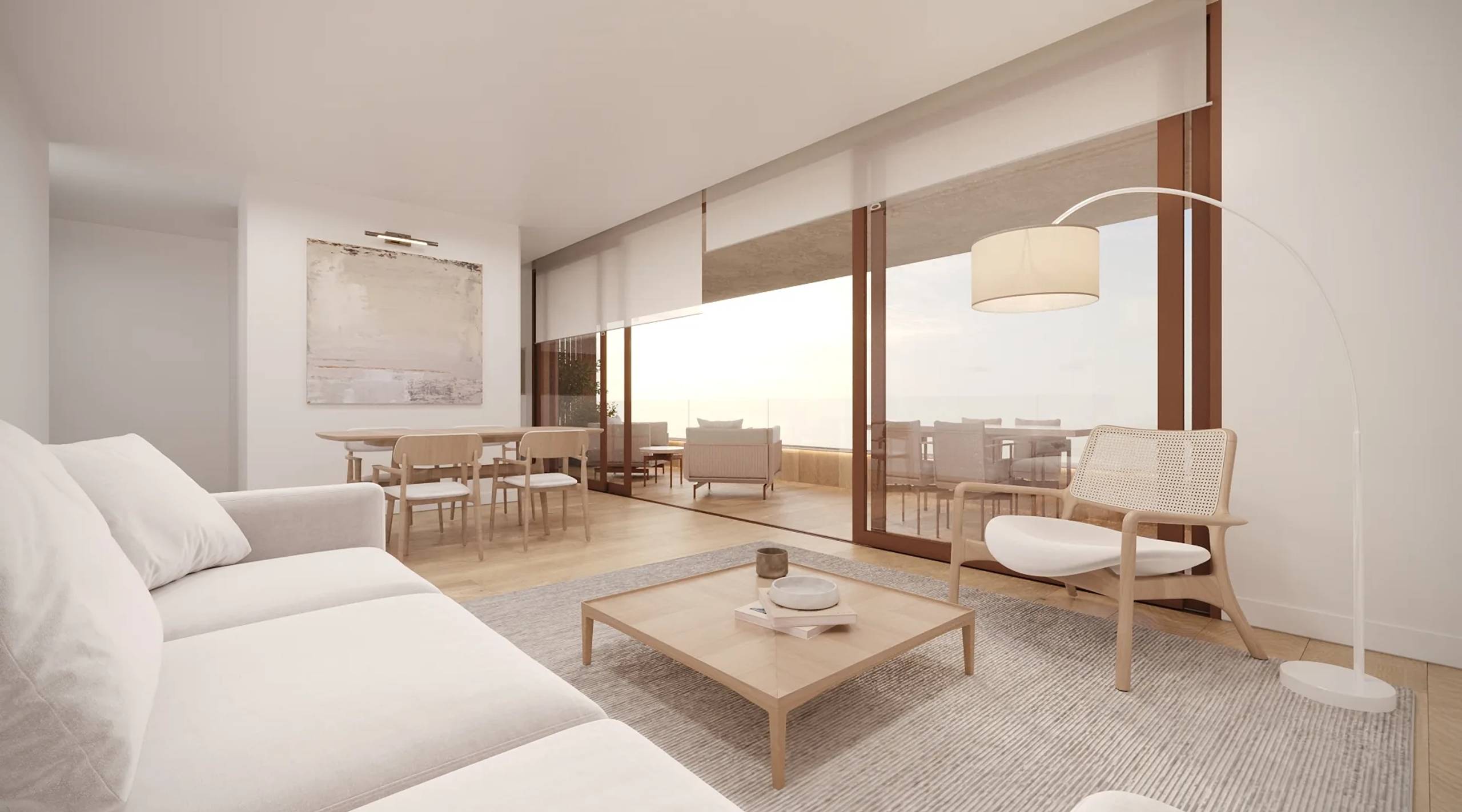 Salón del ático, con ventanales de suelo a techo hacia la terraza