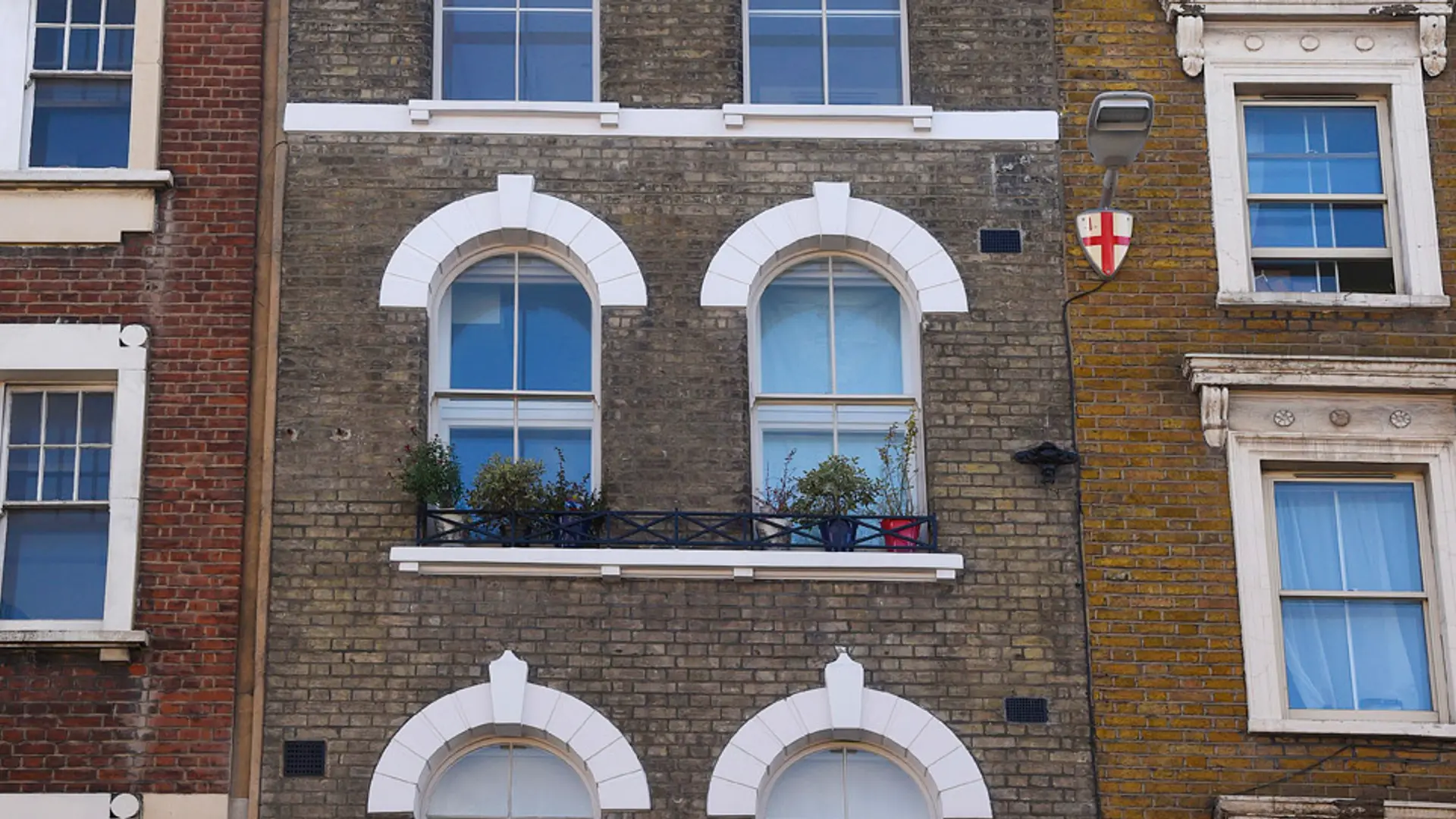 Sash Windows White Exterior 24 - Sash window in White