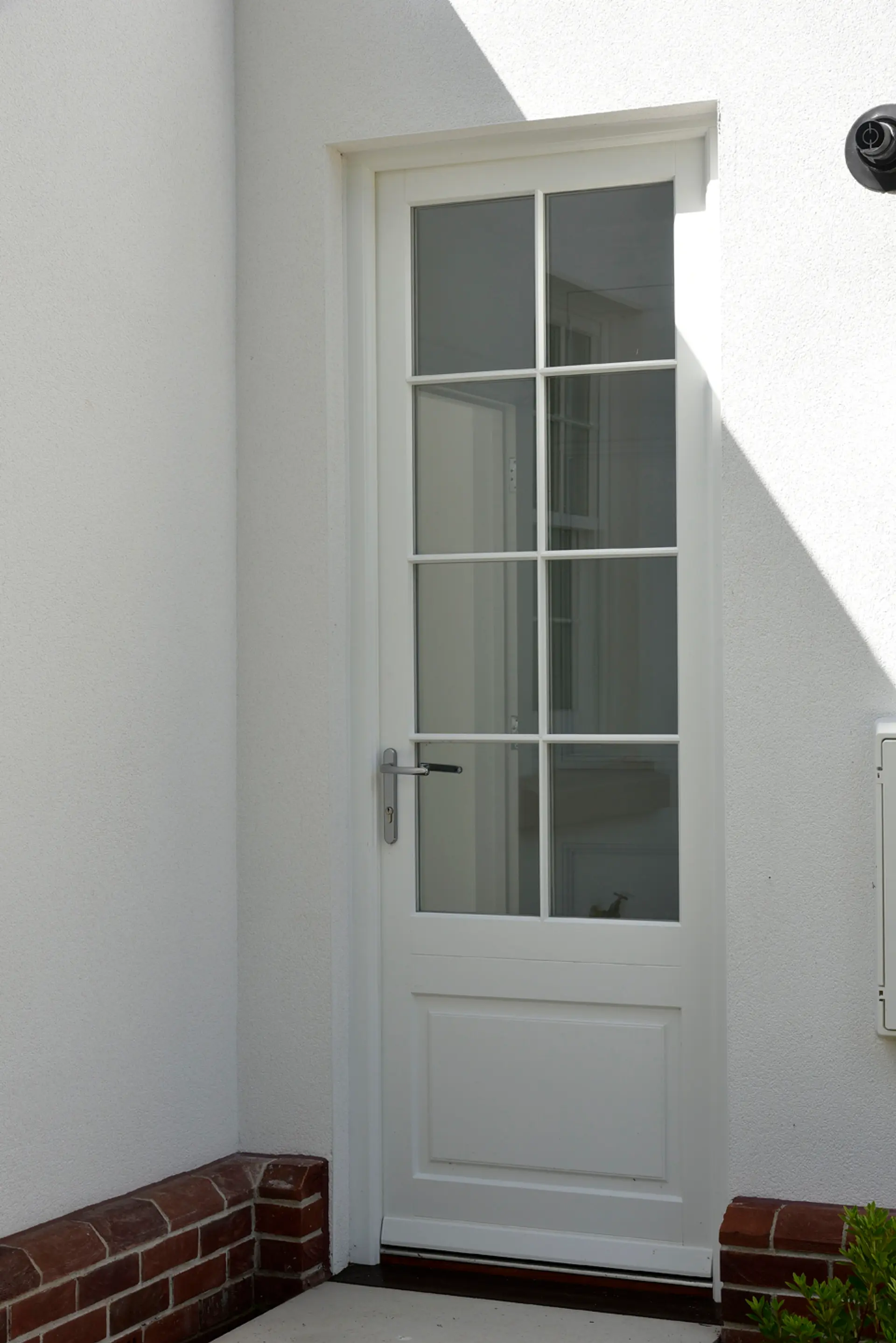 Single Door White Exterior 8 - Single door in White
