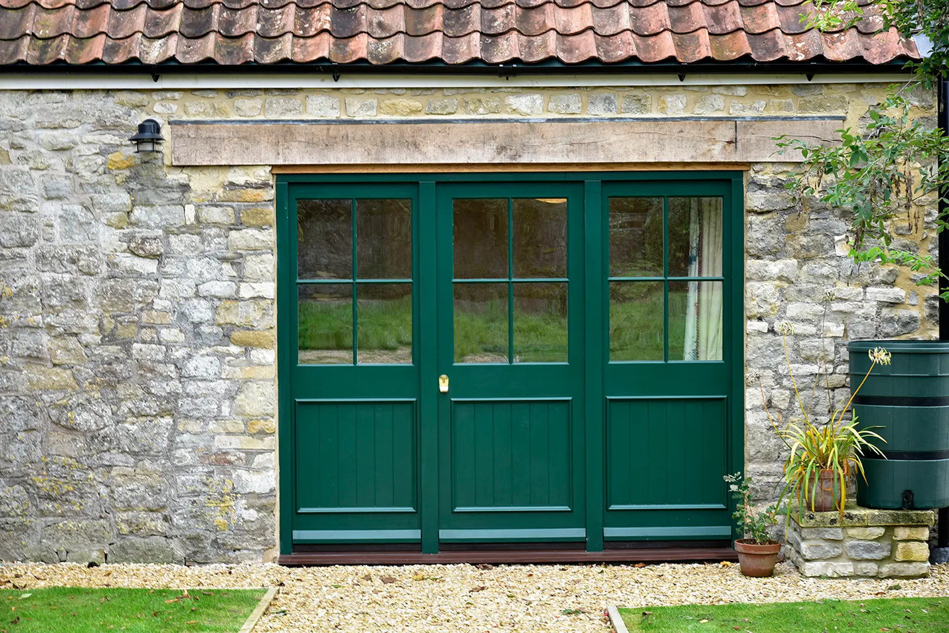 Single Door Green Exterior 2 - Single door in Green