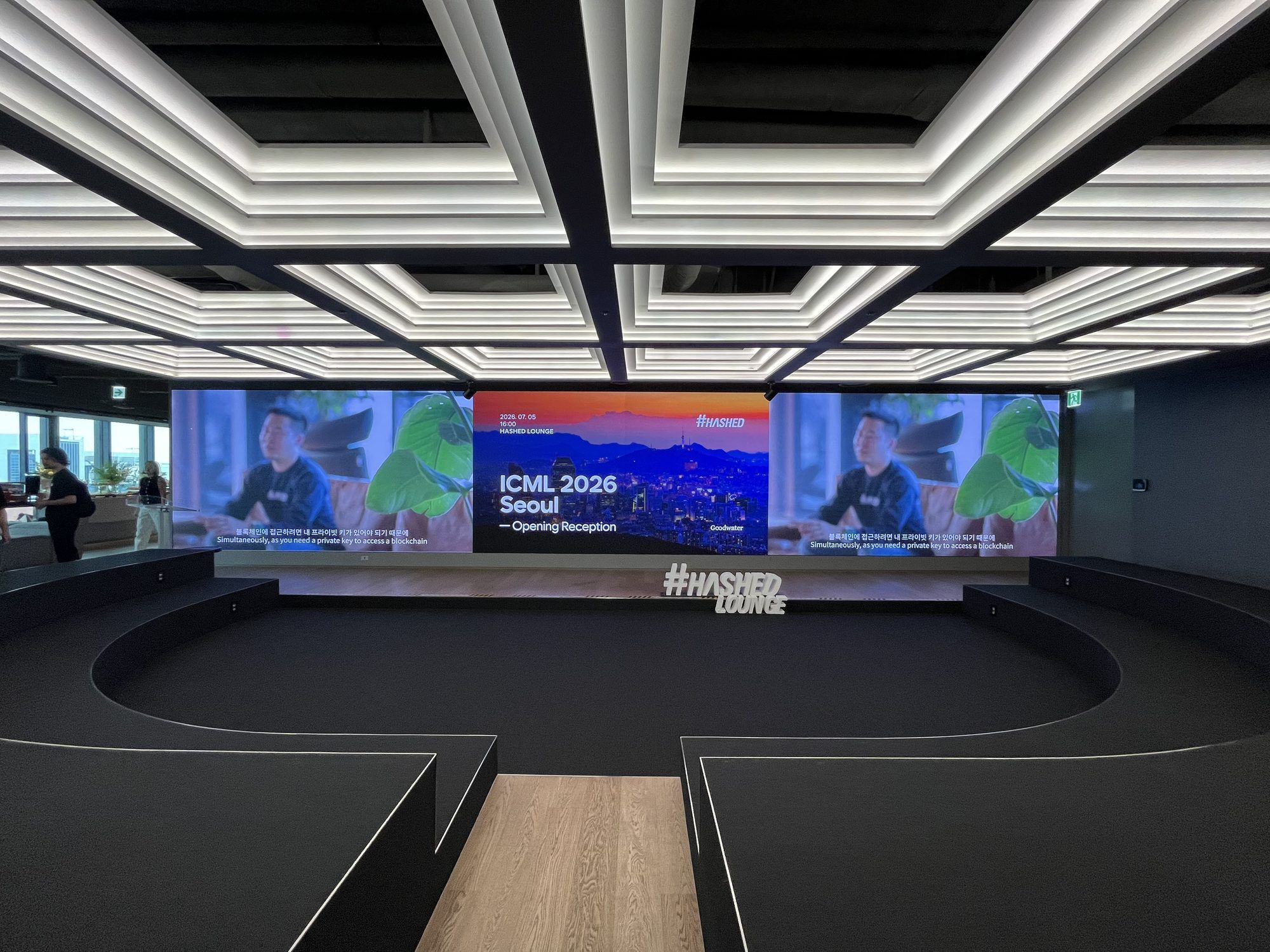 Hashedラウンジ中央の画面に掲げられたICML 2026ソウル開幕レセプションの案内