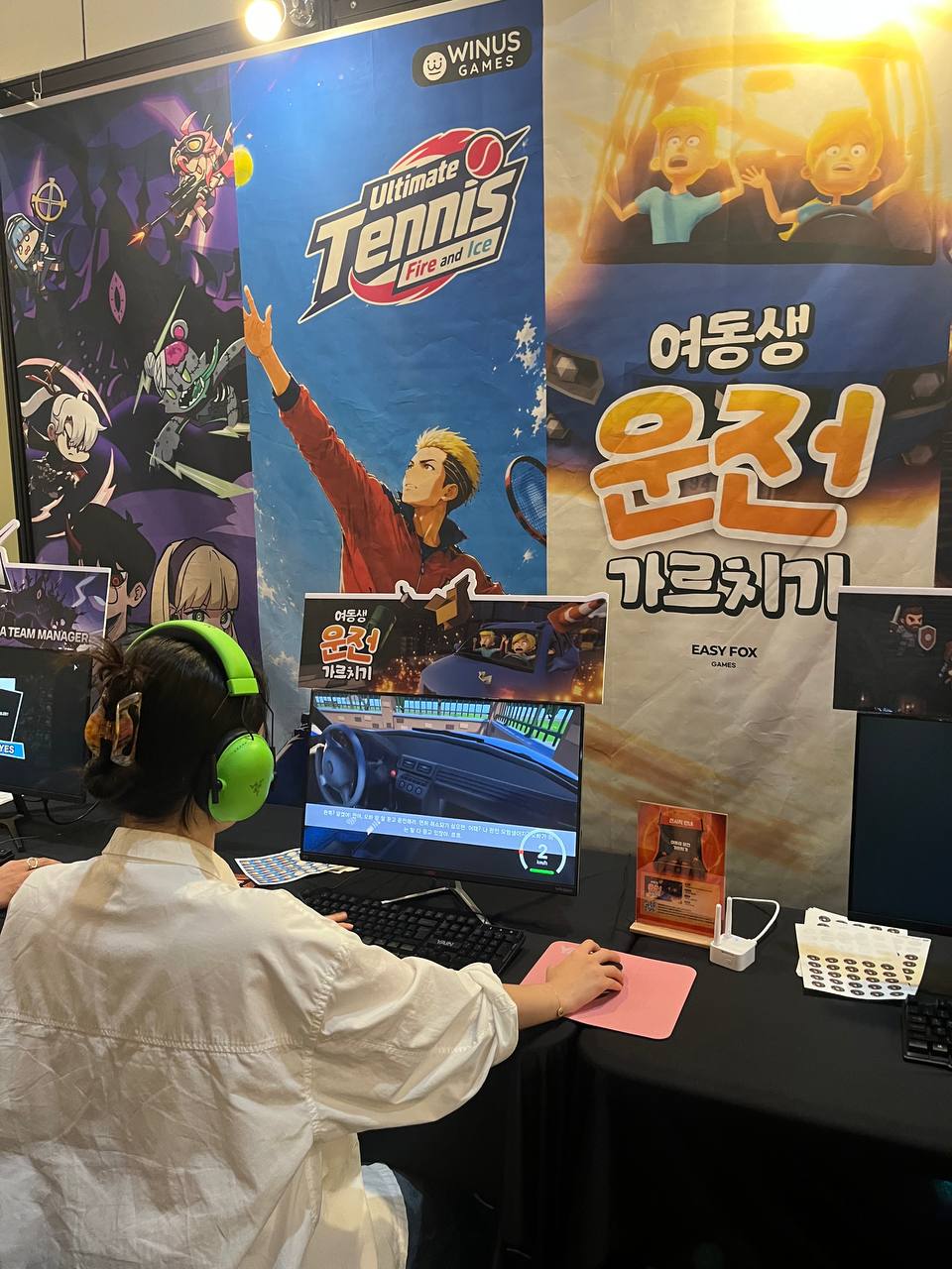 위너스게임즈와 이지폭스게임즈 부스에서 관람객이 '여동생 운전 가르치기'를 시연하고 있다.