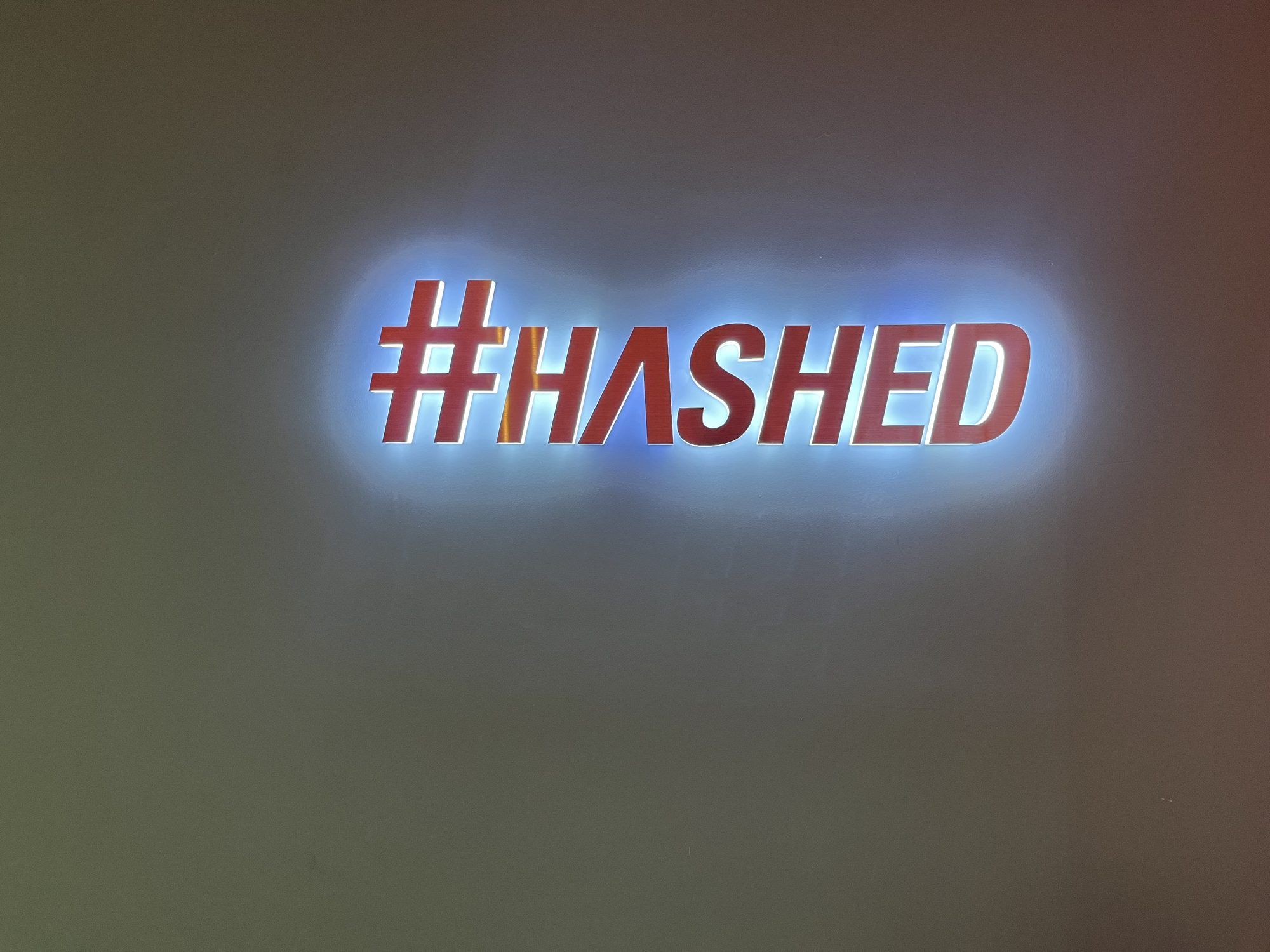 Hashedラウンジの壁面の照明サイン