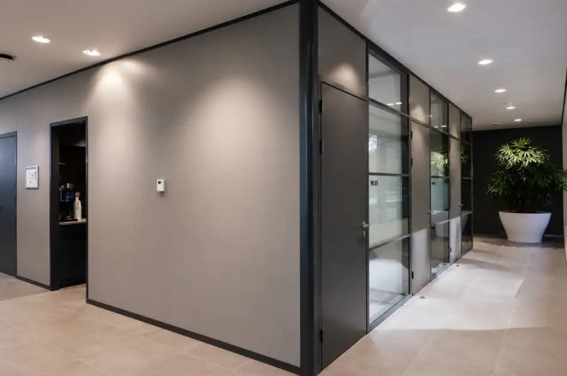 Systeemwand met dichte panelen en glas — Rabobank