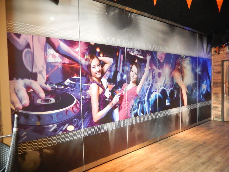 Akoestische paneelwand met custom print — zalencentrum