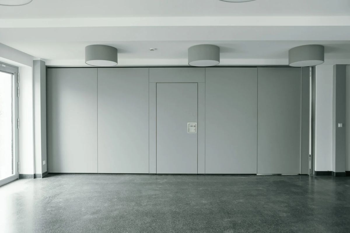 Stille PVC-vloer met akoestische rug in een vergaderruimte