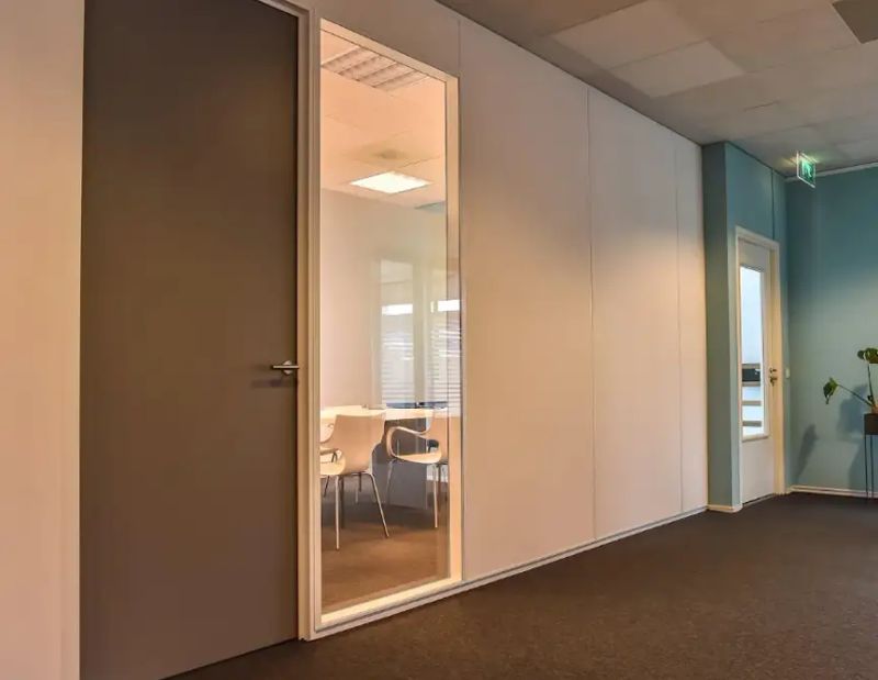 Dichte systeemwand met raam — DBC