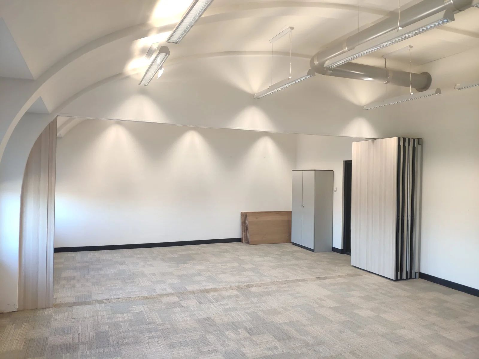Eén open onderzoeksruimte met ingeschoven paneelwand
