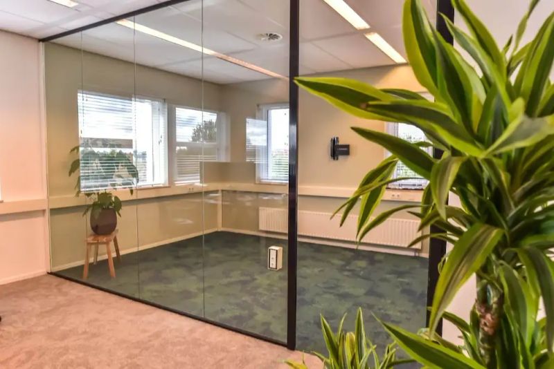 Glazen wand op kantoor — SST Software