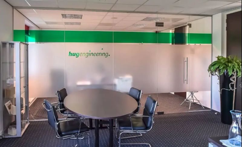 Glazen scheidingswand in vergaderruimte — Hug Engineering