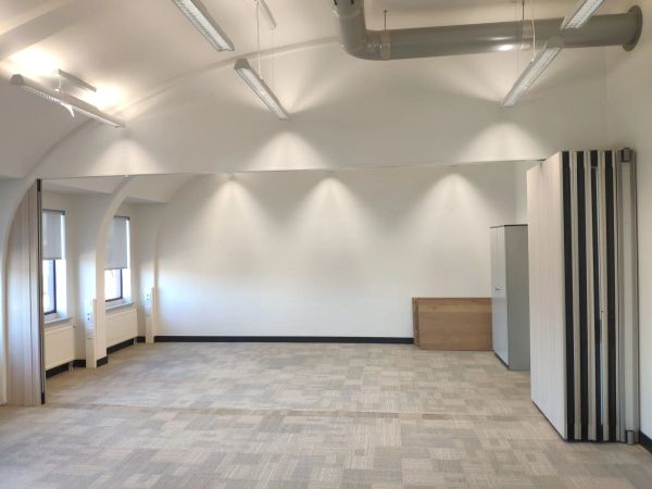 Overzicht van de onderzoeksruimte met ingeschoven paneelwand en lichtinval