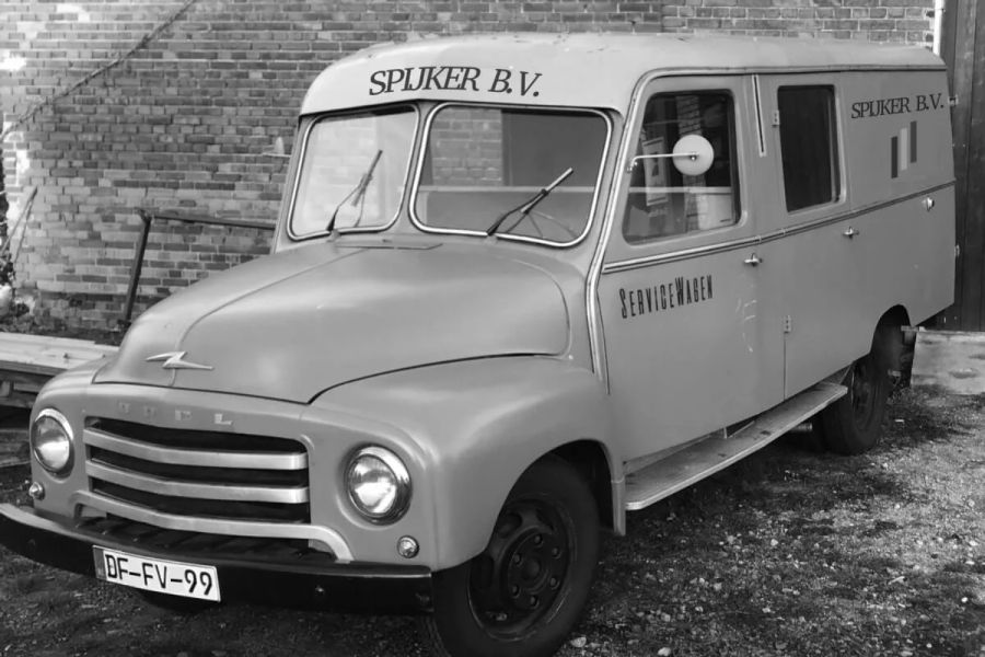 De oude bestelbus van Spijker Mobiele Wanden uit de begintijd