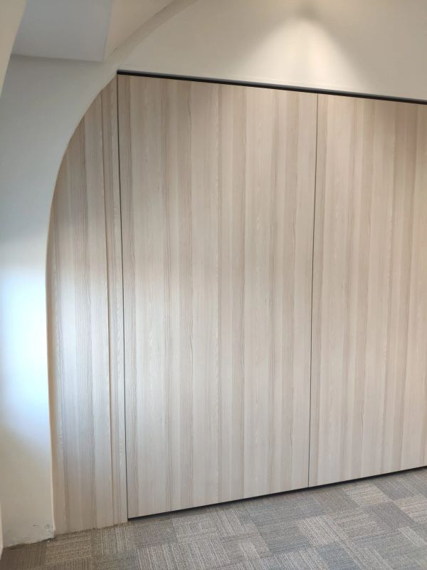 Aansluiting van de paneelwand op de gewelfde wand