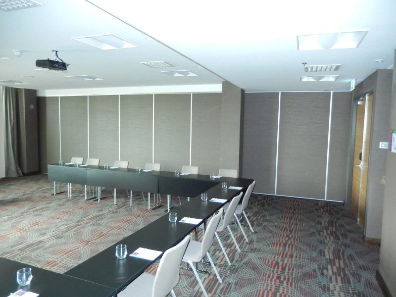 Mobiele paneelwand in vergaderzaal — Hotel Hyatt Place Amsterdam