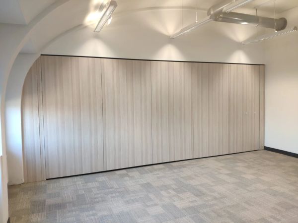 Gesloten paneelwand vanuit de hoek van de ruimte