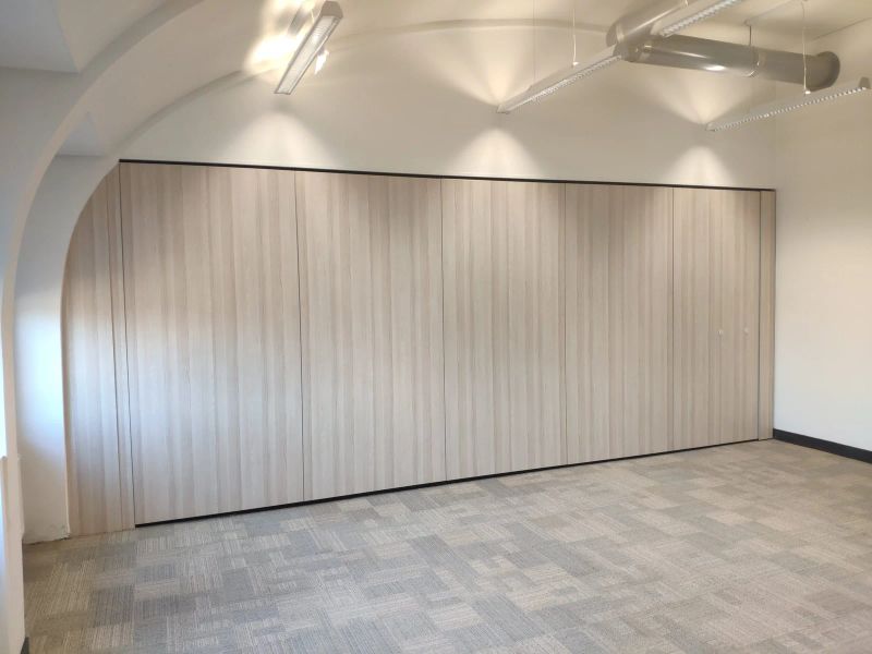 Paneelwand in houtlook — onderzoeksruimte Pento