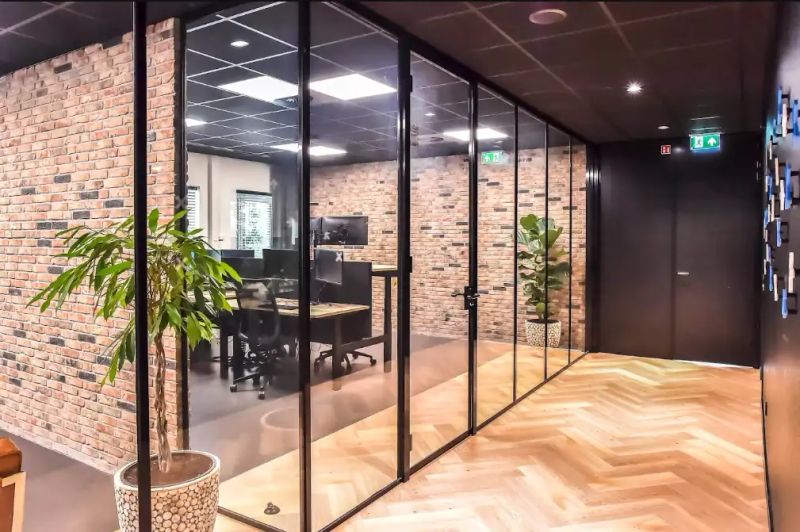 Glazen wand in kantoorruimte — Exite ICT