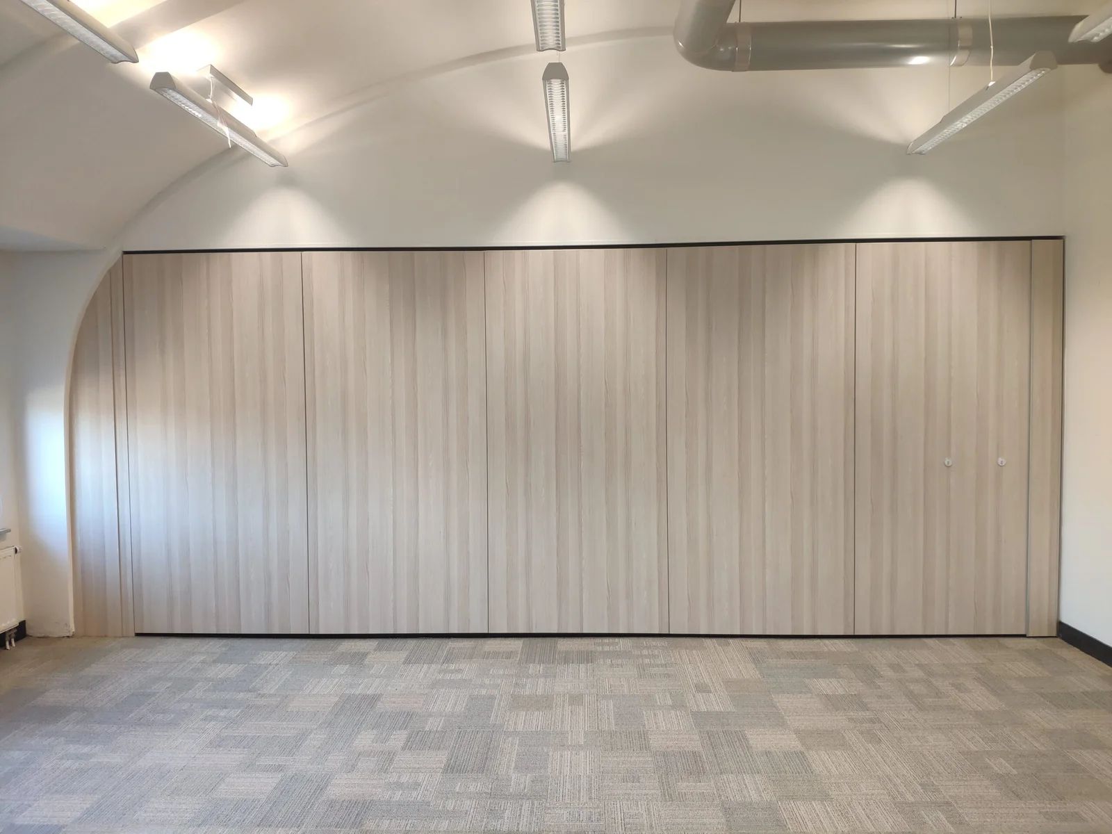 Twee gescheiden onderzoeksruimtes met gesloten paneelwand