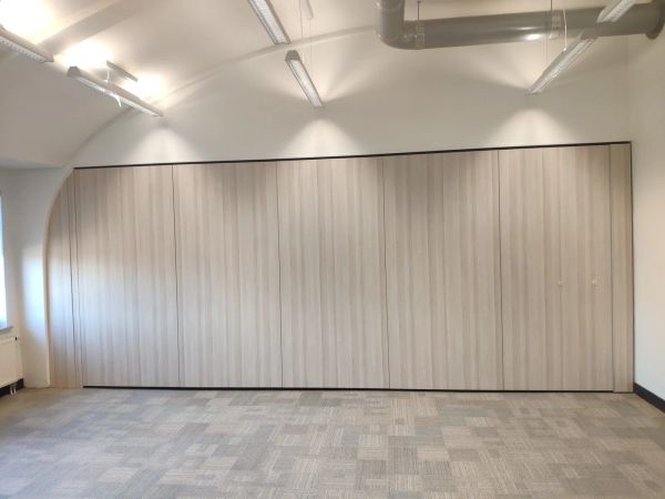 Detail van het houtdecor en de strakke naadaansluiting