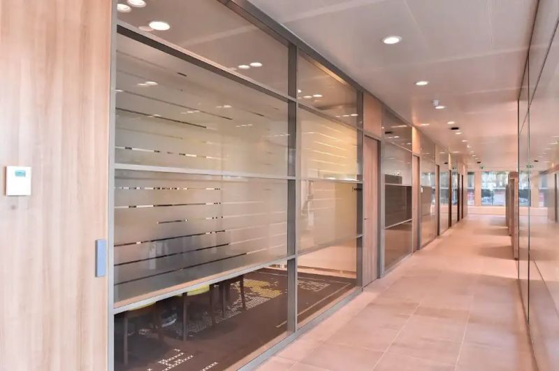 Glazen wand in kantoorpand — Rabobank