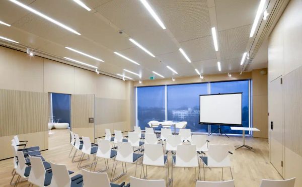 Mobiele paneelwand met akoestische beplating in een presentatieruimte — Spijker BV