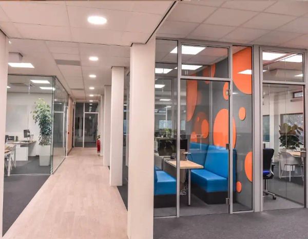 Vergaderruimte met systeemwanden en akoestisch plafond — Spijker BV