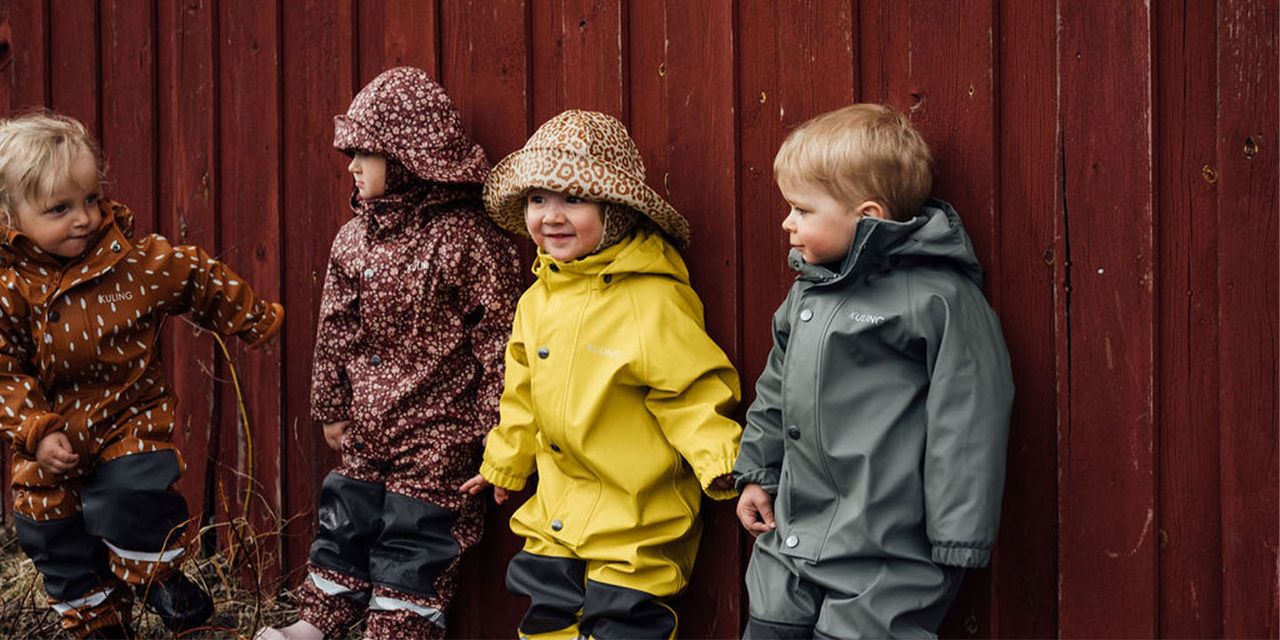 Barn med regnkläder i olika färger