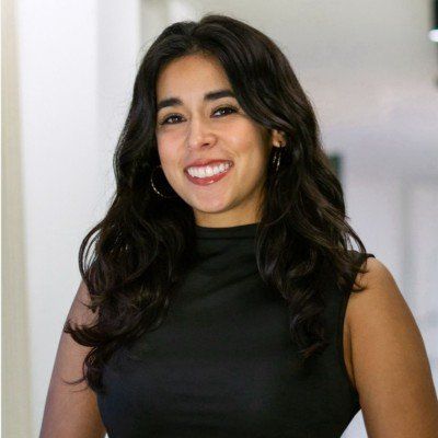 Retrato de Daniela Ortiz, especialista en estrategia, marketing y SEO