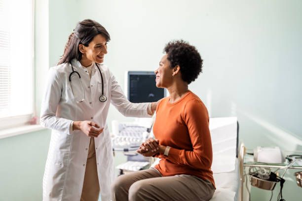 Profesional de la salud revisando una lista para mejorar su sitio web.