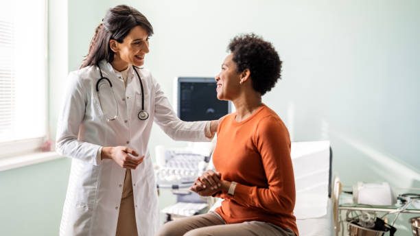 Profesional de la salud revisando una lista para mejorar su sitio web.