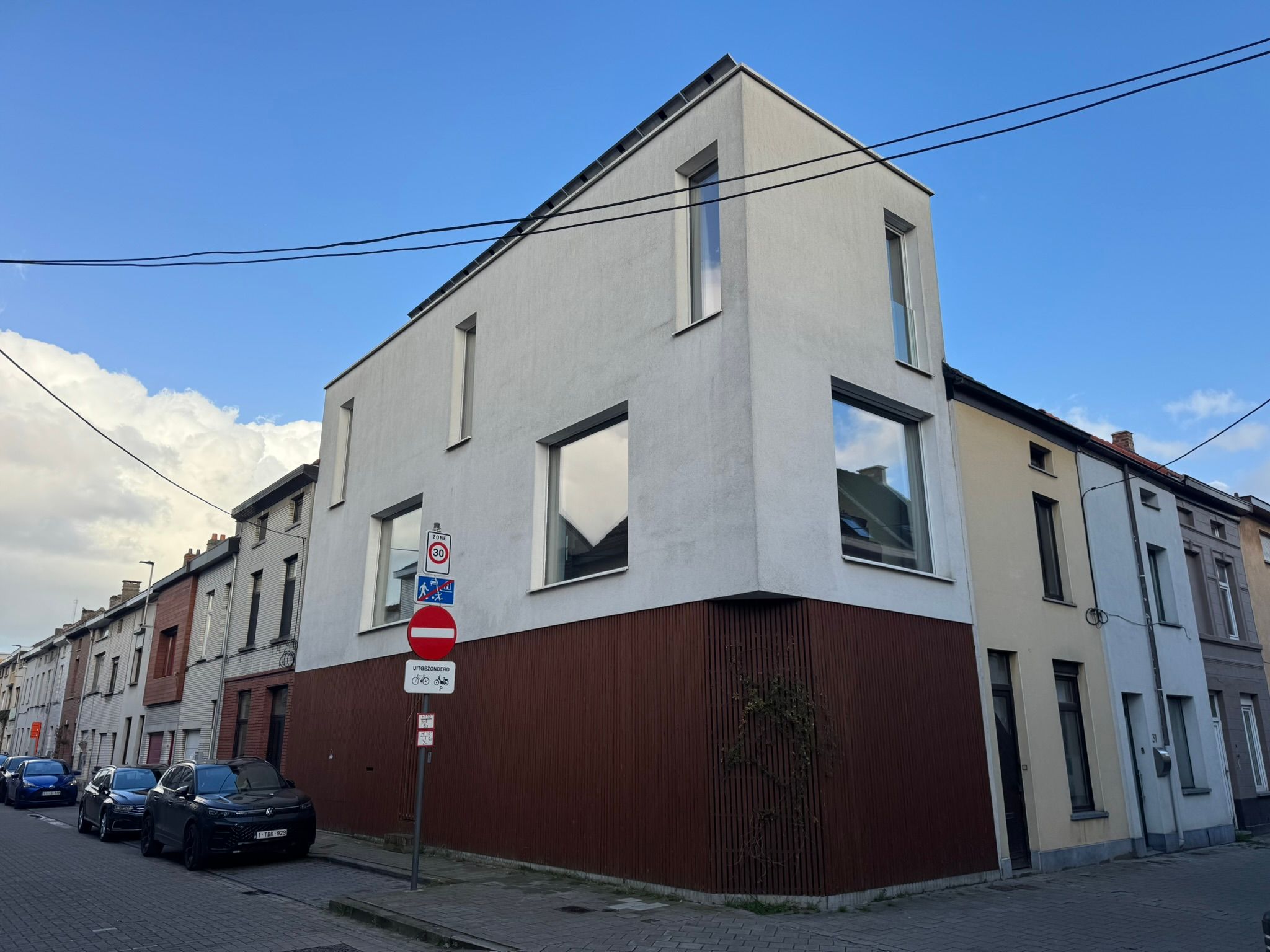 Voorfoto van vervuilde crepi-gevel in Ledeberg vóór zachte reiniging