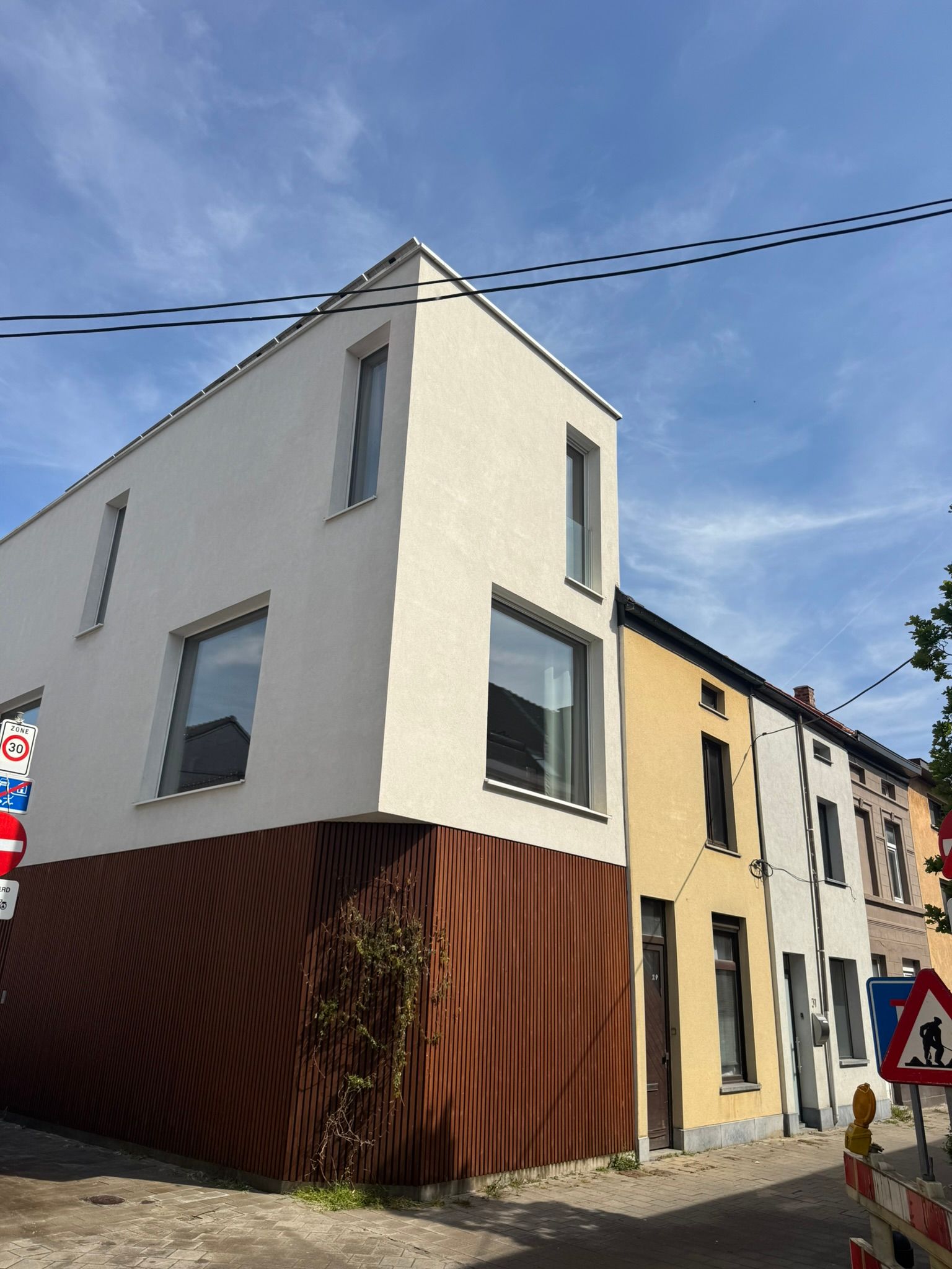 Na foto van gereinigde crepi-gevel in Ledeberg na zachte reiniging en beschermende nabehandeling